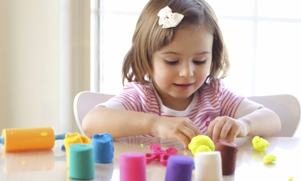 Brinquedos infantis para estimular com autismo - Instituto NeuroSaber
